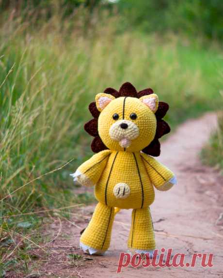 PDF Плюшевый лев Кон крючком. FREE crochet pattern; Аmigurumi animal patterns. Амигуруми схемы и описания на русском. Вязаные игрушки и поделки своими руками #amimore - плюшевый лев из аниме Блич, большой львенок из плюшевой пряжи, персонаж Blreach, котик, кот, кошечка, кошка, котенок.