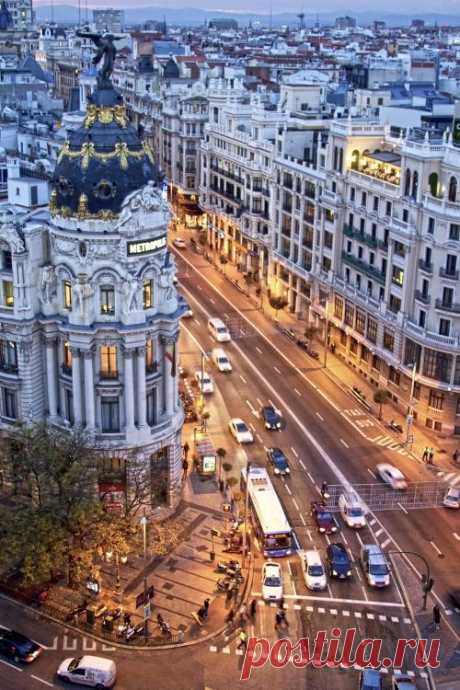 Gran Via, Madrid  |  Найдено на сайте tumblr.com.