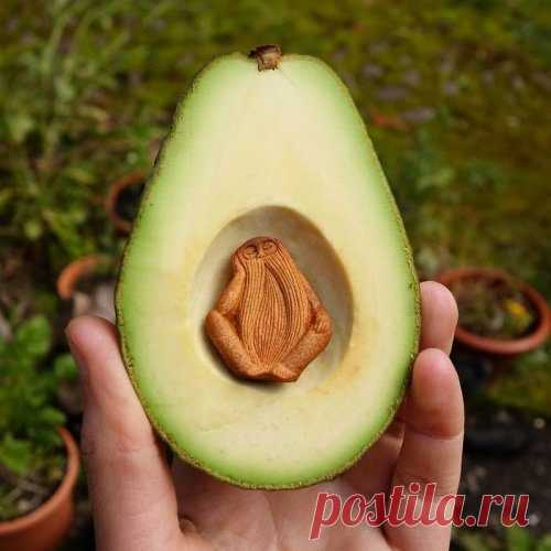 Миниатюрные скульптуры из косточек авокадо