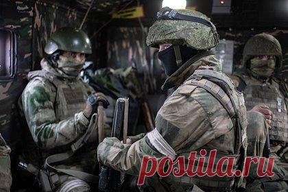 Росгвардейцы нашли схрон с оружием и боеприпасами в ЛНР. В Луганской народной республике (ЛНР) росгвардейцы нашли схрон с оружием и боеприпасами иностранного производства. Сотрудники военной контрразведки доложили, что в заброшенном доме может находиться оставленный украинскими бойцами тайник. Росгвардейцы прибыли по адресу и изъяли из схрона автомат АК-12.