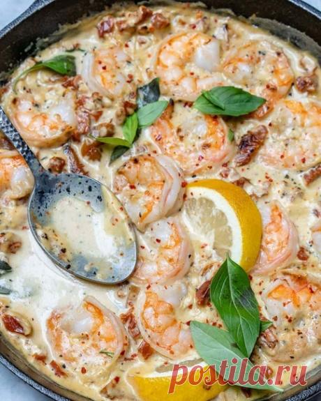 КРЕВЕТКИ ПО-ТОСКАНСКИИнгредиенты:Крупные очищенные креветки — 500 г.Масло сливочное — 2 ст. л. Чеснок, измельчить — 4 зубчика Сливки 32% — 250 мл.Цедра лимона — 1/2 ст. л. Итальянские приправы — 1 ст. л. Красный перец хлопьями — 1 ст. л. Нарезанные вяленые томаты — 60–70 г.Нарубленный базилик — 1 горсть Соль — по вкусу Перец — по вкусу Приготовление:1. Растопите масло в сковороде, обжарьте на н...