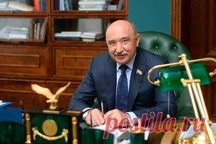 Ректора Казанского университета задержали в ходе спецоперации ФСБ. Ректор Казанского федерального университета (КФУ) Ильшат Гафуров задержан в ходе спецоперации сотрудников Федеральной службы безопасности (ФСБ) России. Об этом в среду, 22 декабря, «Ленте.ру» рассказал источник в правоохранительных органах. «Гафурова нет на рабочем месте», — сказал источник.