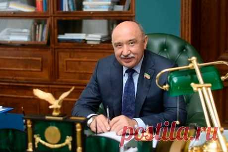 Ректора Казанского университета задержали в ходе спецоперации ФСБ. Ректор Казанского федерального университета (КФУ) Ильшат Гафуров задержан в ходе спецоперации сотрудников Федеральной службы безопасности (ФСБ) России. Об этом в среду, 22 декабря, «Ленте.ру» рассказал источник в правоохранительных органах. «Гафурова нет на рабочем месте», — сказал источник.