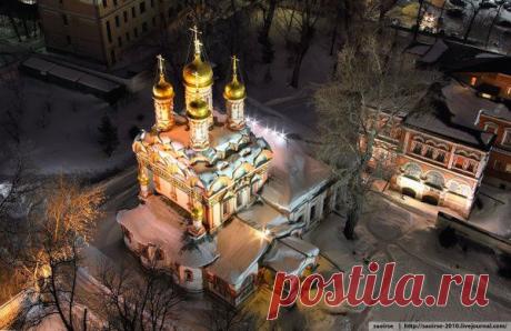(271) Твиттер
Храм свт. Николая Чудотворца на Берсеньевке в р-не Якиманки. Вид с Патриаршего моста через реку Москву.
