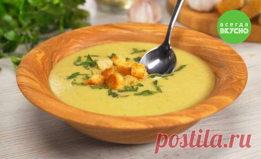 Чесночный суп - пошаговый рецепт с фото и видео от Всегда Вкусно! 1. Репчатый лук нарезать полукольцами, лук порей промыть и нарезать, чеснок очистить и нарезать ломтиками, картофель нарезать кубиками, петрушку измельчить, хлеб нарезать небольшими кубиками. 2. В кастрюлю добавить растительное масло и нагреть на среднем огне, добавить репчатый лук и лук-порей, обжарить на среднем огне 5 минут. ↪ Пошаговый рецепт с фото и видео!