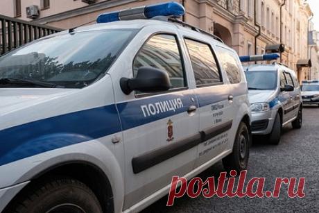 Псевдооператор попытался изнасиловать россиянку в пункте выдачи заказов. В Москве неизвестный мужчина попытался изнасиловать девушку в пункте выдачи заказов российского маркетплейса. Он представился оператором и предложил ей сняться в рекламе за три тысячи рублей, а после съемок начал к ней приставать. Девушке удалось вырваться и убежать. Теперь она планирует обращаться в полицию.