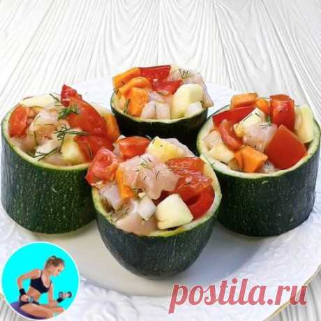 Так просто и так вкусно
Кабачок, фаршированный куриной грудкой и овощами.
Ингредиенты:
Кабачок – 2 шт.
Куриная грудка – 200 гр.
Морковь – 1 шт.
Лук – 1 шт.
Помидоры – 1 шт.
Масло оливковое – 1 ст.л
Болгарский перец – 0.5 шт.
Зелень
Соль, перец по вкусу
Приготовление:
Кабачок нарезаем дольками по 5-6 сантиметра. Вырезаем середину с косточками.
Все овощи нарезаем на мелкие кубики.  Куриную грудку нарезаем небольшими кусочками и добавляем к овощам. Добавляем соль, перец, зеле...
