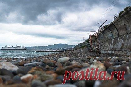 В Туапсе нашли тела двоих унесенных потоком воды при потопе россиян. В Туапсинском районе Кубани нашли тела двоих россиян, ранее числившихся пропавшими без вести. Об этом сообщили в прокуратуре Краснодарского края. Погибшие находились в частном доме, который накануне смыло потоками воды в реку. В результате их тела нашли в море. Всего пропавшими числились четверо россиян.