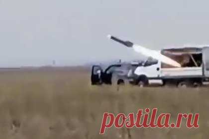 Ракетные пуски ВСУ из «Газели» попали на видео. Центр анализа стратегий и технологий в своем Telegram-канале поделился видео, на котором военные Вооруженных сил Украины (ВСУ) производят пуски ракет из замаскированной под «Газель» наземной пусковой установки. Уточняется, что она стреляет британскими ракетами Brimstone.