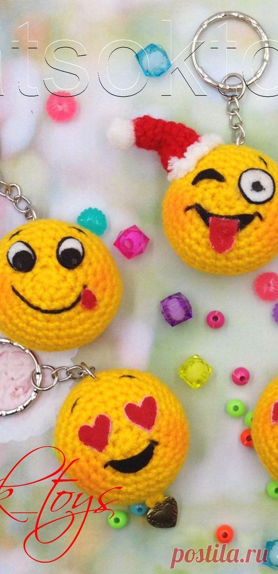 Смайлики-брелочки крючком.