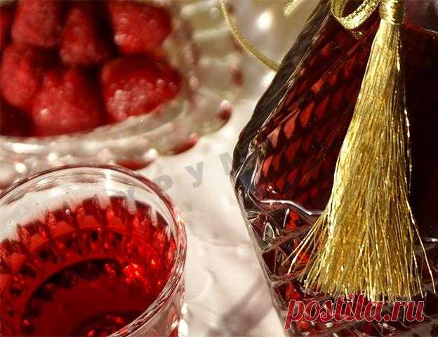 РЕЦЕПТЫ КЛУБНИЧНОЙ НАСТОЙКИ  

Ягодный сезон радует всех великолепным лакомством – сочной, спелой клубникой. От души наевшись ароматной ягоды, из нее начинают готовить всевозможные варенья, джемы, компоты. Но мало кто знает, что…
