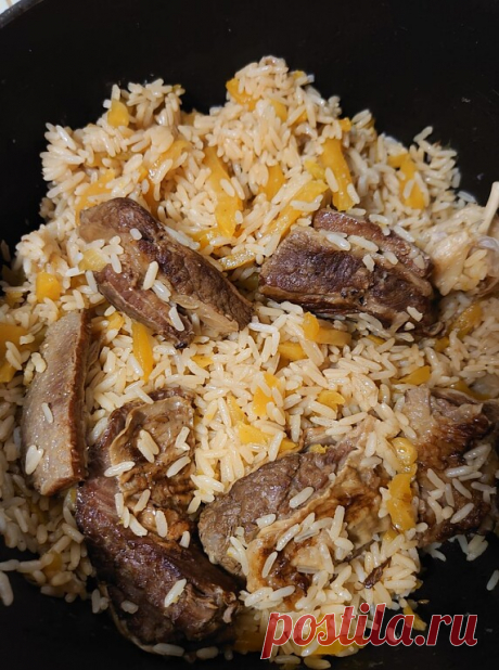 Узбекский плов дома на плите. Мега просто!

Мясо-говядина 0.5 кг
1 луковица
Морковь 0.5 кг
Чеснок 1 шт.
Масло растительное 100 гр.

Приправы: соль 1 столовая ложка, зира 1чайная ложка.

Обжарить мясо крупными кусками. Добавить порезанный крупно лук. Морковь порезать на полоски и обжарить немного вместе с мясом и луком. Солим и добавляем зиру. Заливаем воду 0.5 литра. И оставляем варится на 40 мин. на медленном огне . У меня электроплита ставлю значение 3.
Тем временем пром...