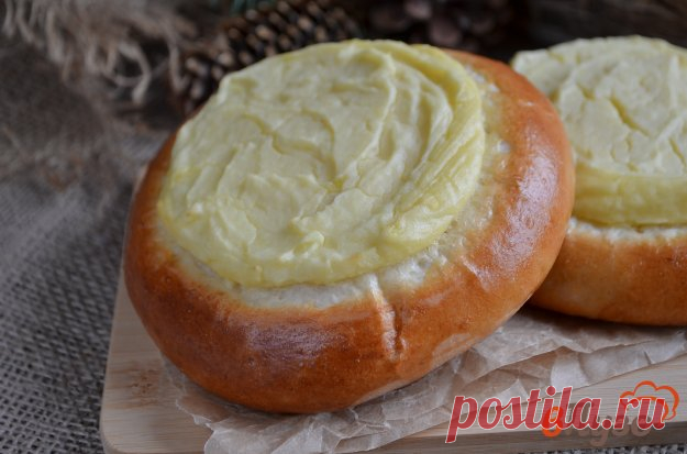 Ватрушки с картофелем - пошаговый рецепт с фото Все привыкли, что ватрушки готовятся из сладкого сыра. В данном случае сыр заменяется картофельной начинкой, что превращает традиционную выпечку в прекрасные мини-пирожки. Сытно и очень вкусно!