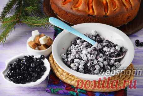 Черничная начинка Черника — ягода необыкновенно вкусная и не менее полезная. В ней содержится достаточно большое количество макро- и микроэлементов, витаминов, органических кислот и эфирных масел. Существует огромное множество десертов, при приготовлении которых используют чернику. Иногда хочется побаловать себя и своих близких не только такими десертами, где используются свежие ягоды черники в натуральном виде, но и приготовить с черникой пироги