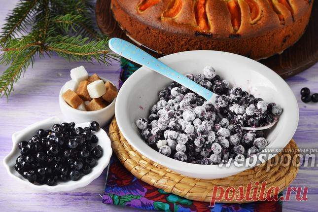Черничная начинка Черника — ягода необыкновенно вкусная и не менее полезная. В ней содержится достаточно большое количество макро- и микроэлементов, витаминов, органических кислот и эфирных масел. Существует огромное множество десертов, при приготовлении которых используют чернику. Иногда хочется побаловать себя и своих близких не только такими десертами, где используются свежие ягоды черники в натуральном виде, но и приготовить с черникой пироги