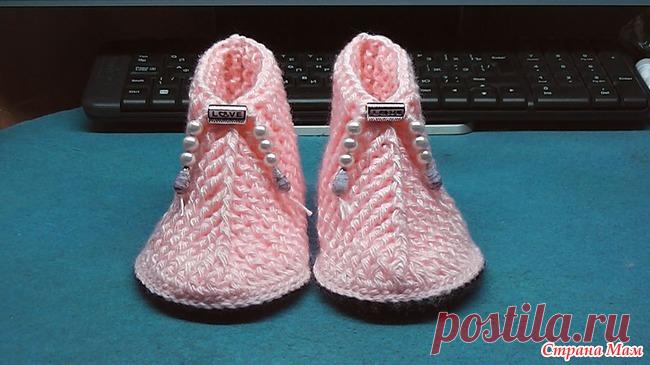 . Сапожки крючком. Видео МК Теплые, Красивые Сапожки для девочки.   Подошва кожаная, утеплённая стелька. 23р. р.  Связаны в технике резинка.   Декорированы бусинами. 