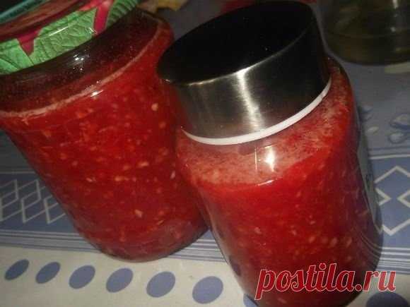 Аджика: 17 рецептов на любой вкус 

Рецепт №1
5 кг помидоров, 1 кг сладкого перца, 16 штук горького перца, 300 г чеснока, 0,5 кг хрена, 1 стак. соли, 2 стак. уксуса, 2 стак. сахара.
Все перемолоть на мясорубке, включая семечки из перца (в нем обрезаются только хвостики и внутри он не вычищается), добавить сахар, соль, уксус, дать постоять минут 50, разлить по бутылкам. Кипятить не нужно. Хранится хорошо в бутылках без холодильника.

Рецепт №2
200 г чеснока, 4 палочки хрена...