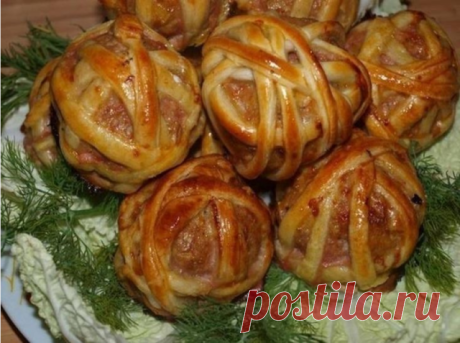 ХРУСТЯЩИЕ МЯСНЫЕ КЛУБОЧКИ

на 15-20 штук:
300 г фарша, 
300 г слоеного бездрожжевого теста, 
1 луковица, 
1 картофель., 
1 желток, 
соль, перец по вкусу.

Смешать фарш, тертый лук, тертый картофель, соль, перец, сформировать фрикадельки. Тесто разморозить, но не до конца, нарезать на тонкие полоски и обернуть ими фрикадельки. Противень застелить смазанной маслом фольгой, выложить клубочки и смазать их желтком. Выпекать 40 минут при 200 С.

#фарш #второе #быстро #просто