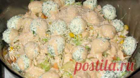 Греховно вкусный салат Продукты : Куриное филе — 180-200 г Кунжут — 2-3 ч. л. Пекинская капуста — 1,5 стакана Болгарский перец — 0,5 шт. Лук синий — 0,5 головки Кукуруза — 2 ст. л.  Сырные шарики: Сыр фетакса — 70 г Чеснок — 1 зуб. Сушеный базилик — 0,5 ч. л. Укроп — по вкусу Для крутонов: …
