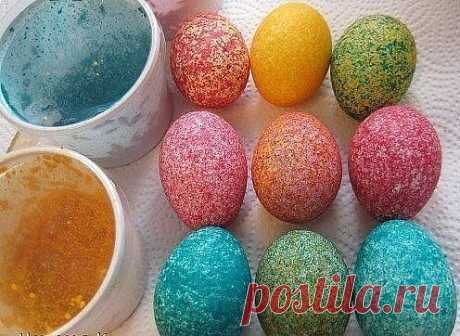 Покраска яиц рисом за пару минут. Красиво и необычно!  
 
Жидкую краску капаем на рис (15-20 капель) и закрыв крышкой встряхнуть. Горячее яйцо вытереть салфеткой и положить на рис. Закрыть крышкой и потрясти в верх-вниз.