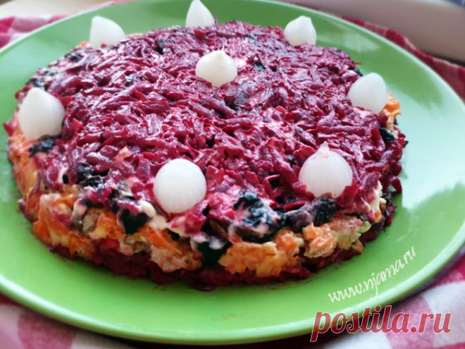 Салат из свеклы, курицы и чернослива