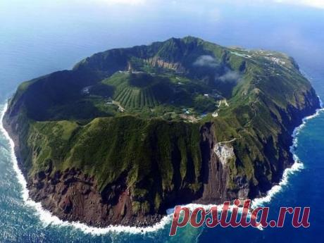 Вулканический остров Aogashima | Burabai.
Вы когда-нибудь мечтали отправиться на причудливый, далекий остров, где вы просто оставите свою напряженную городскую жизнь и будете жить вместе с соотечественниками с открытым сердцем и открытой душой? Если да, то я уверена, что вы нашли бы сказочный выход на острове Aogashima (Аогашима), части Японии.