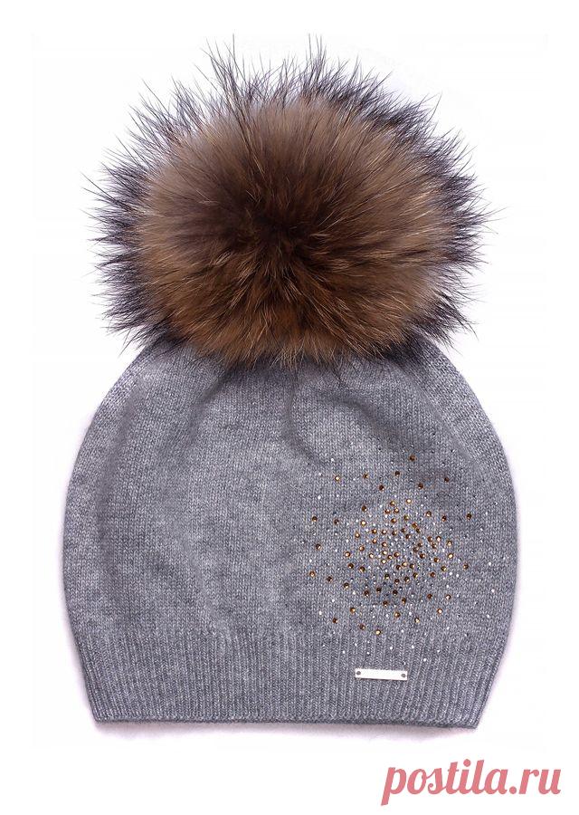 Шапка зимняя двойная. Помпон из натурального меха финского енота премиум качества размер XXL. Идеально защитит от холода, итальянская пряжа с кашемиром не раздражает нежную кожу. Посадка на голове прекрасно закрывает все уязвимые к холоду места - лоб, уши, шею.