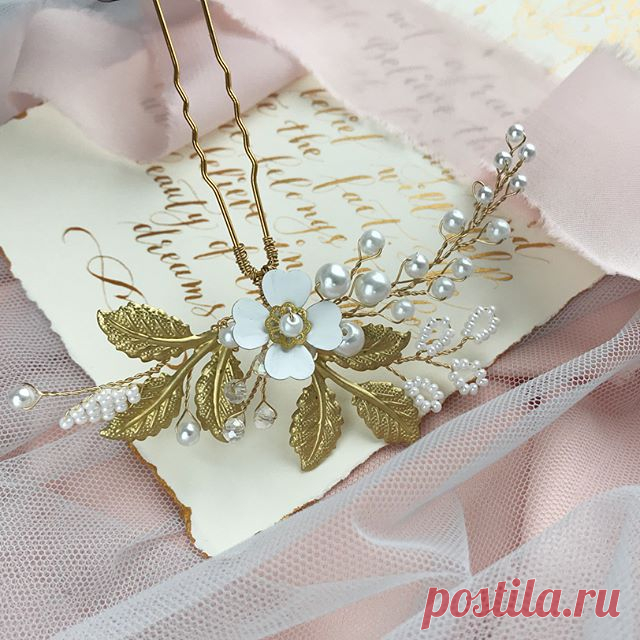 Gold hair pin. In my Etsy store. Друзья, у меня вопрос. Планирую отснять новый видео МК. Вроде уже и все показала - Гребни, шпильки, ошибки разбирали, свадебные серьги. А вот кому что хочется посмотреть? Что бы хотелось больше всего? Помогите определиться с выбором МК😄😉#goldpins #bridalpins #hairpins #weddingpins #goldheadpiece #bridalpiece #pearlpin #свадебныешпильки#з#flowerpins