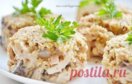 Ореховый салат с кальмарами.