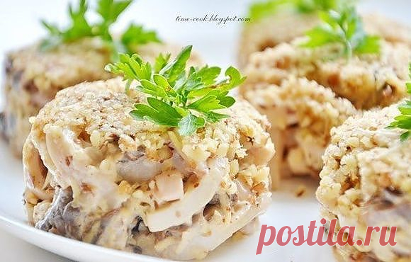 Ореховый салат с кальмарами.