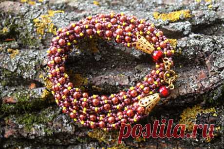 Жгут из бисера и бусин шоколадный и желтый Купить или заказать Жгут из бисера и бусин шоколадный и желтый в интернет-магазине на Ярмарке Мастеров. Колье выполнено в теплой кофейной гамме с добавлением желтого бисера, что придает ему живость и создает яркий акцент. Фурнитура под золото смотрится очень гармонично. Прекрасно подойдет и к повседневному наряду и как акцент к наряду. Еще больше украшений по ссылке, выберите подарки себе, друзьям и родным www.livemaster.ru/sidorenkoae?