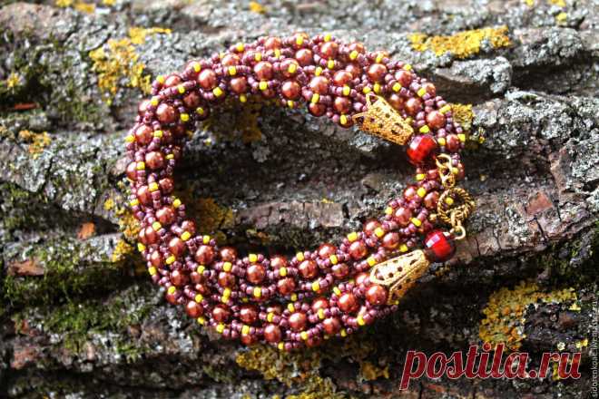 Жгут из бисера и бусин шоколадный и желтый Купить или заказать Жгут из бисера и бусин шоколадный и желтый в интернет-магазине на Ярмарке Мастеров. Колье выполнено в теплой кофейной гамме с добавлением желтого бисера, что придает ему живость и создает яркий акцент. Фурнитура под золото смотрится очень гармонично. Прекрасно подойдет и к повседневному наряду и как акцент к наряду. Еще больше украшений по ссылке, выберите подарки себе, друзьям и родным www.livemaster.ru/sidorenkoae?