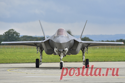 В Китае построили макеты американских F-35. Четыре макета американских истребителей-бомбардировщиков F-35 Lightning II заметили на спутниковых снимках ракетного полигона Народно-освободительной армии Китая в Синьцзяне. Самолеты могут стать мишенями для ракет средней дальности DF-16 и DF-21C. Об этом сообщает South China Morning Post.