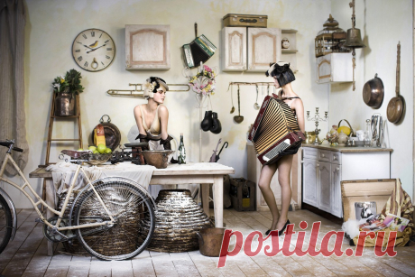 Paltry insignificant proposal of one realisateur
https://www.stihi.ru/2016/08/29/4303

https://music.yandex.ru/album/3297080/track/27545953
Melodic Adventure
Исполнитель: Christoph Spendel


She has come with the girlfriend to his house (realisateur apartment - plain worthless room), poverty and a full mess, sometimes things tell more about the owner.

***

Tomas Kauneckas officiel_inside
Picture from art-a-designer.ru