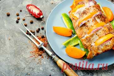 Как приготовить мясо, запеченное с хурмой, яблоком и луком | Еда от ШефМаркет | Дзен