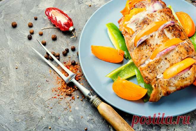 Как приготовить мясо, запеченное с хурмой, яблоком и луком | Еда от ШефМаркет | Дзен