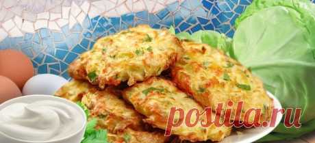 ОЛАДЬИ ИЗ КАПУСТЫ С МАНКОЙ
Обязательно нужно попробовать приготовить капустные оладьи с манкой. Это нежнейшее блюдо понравится всем любителям подобных угощений, времени на его приготовление уйдет минимум, а результат превзойдет даже смелые ожидания. Подавать блюдо нужно со сметаной или на ее основе сделать вкусный соус с чесноком и рубленной зеленью. 

капуста – 500 г 
яйца – 2 шт. 
лук – 1/2 шт. 
манка и мука – по 5 ст. л. 
соль, черный перец, приправы 

Капусту нашинкова...