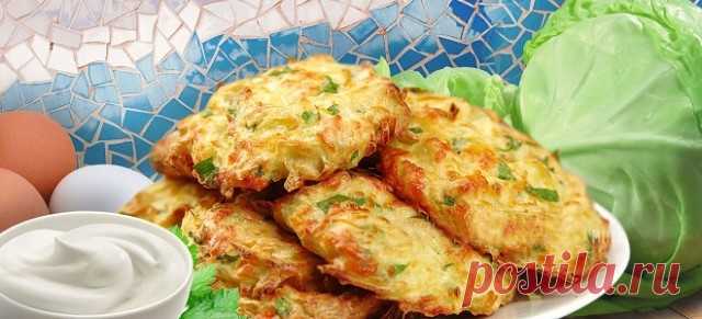 ОЛАДЬИ ИЗ КАПУСТЫ С МАНКОЙ
Обязательно нужно попробовать приготовить капустные оладьи с манкой. Это нежнейшее блюдо понравится всем любителям подобных угощений, времени на его приготовление уйдет минимум, а результат превзойдет даже смелые ожидания. Подавать блюдо нужно со сметаной или на ее основе сделать вкусный соус с чесноком и рубленной зеленью. 

капуста – 500 г 
яйца – 2 шт. 
лук – 1/2 шт. 
манка и мука – по 5 ст. л. 
соль, черный перец, приправы 

Капусту нашинкова...