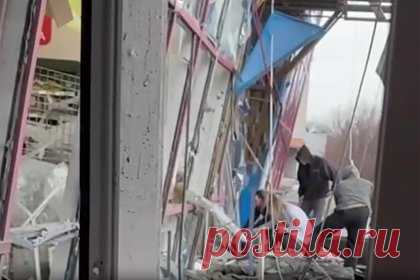 Мучительные крики потерявшей дочь при обстреле Белгорода женщины попали на видео. В сети появились кадры из разрушенного ракетным ударом Вооруженных сил Украины (ВСУ) магазина «Магнит» в Белгороде. На записи видно разбросанные в здании обломки, вероятно, отколовшиеся от стен и потолка. Когда оператор выходит на улицу, можно увидеть, что торговый центр получил сильные повреждения.