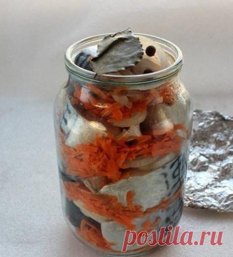 СКУМБРИЯ В БАНКЕ В ДУХОВКЕ 
Быстро, Просто и Восхитительно Вкусно! 

Скумбрия в банке получается очень сочной, ведь она тушится в собственном соку и с овощами. А еще этот рецепт очень прост и оставит вам много свободного времени! 

Ингредиенты: 
2 среднего размера тушки скумбрии (для литровой банки), 
1 морковка, 
1 луковица, 
2-3 столовые ложки растительного масла, 
4-5 горошины перца душистого, 
2-3 лавровых листика, 
соль. 
Как приготовить запеченную скумбрию в банке 

...