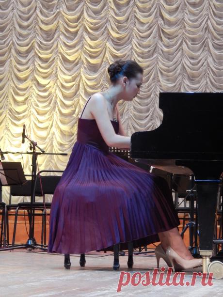 Солистка оркестра "Русские узоры" Анель Атагай. 20.05.2014 г.