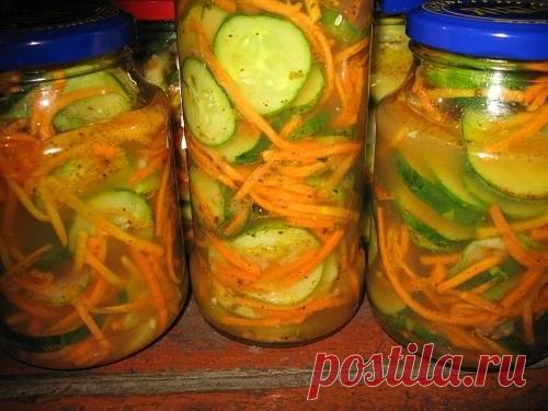 Огурцы по-корейски на зиму
Такой салат на зиму можно сделать как с молодых огурчиков, так и с переросших. Переросшие огурцы в этом случае нужно почистить
Ингредиенты:
Огурцы 2 кг
Морковь 500 гр
Сахар 0,5 ст
Соль 50 гр
Масло растительное 0,5 ст
Уксус 9 % 0,5 ст
Приправа для корейской моркови 1 пачка (10 гр)
Чеснок 1 ст.л. пропущенного через пресс
Приготовление:
Морковь хорошо мою, чищу и натирю на терке для корейской моркови