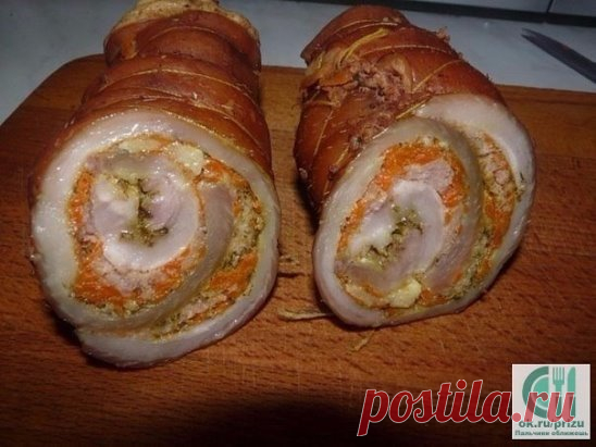 Оригинальный рецепт сала... в рулете!
Это лучший рецепт приготовления рулета. Для этого нам необходимо
купить 
сало не толстое, толщиной до 2 см,
перец черный молотый,
паприка молотая, 
чеснок, 
морковь одна средняя, 
фарш 250 -300 грамм. 
Луковая шелуха,
соль, 
шелковая нить или шнур.
Сало помыть промокнуть салфеткой, положить на стол, посыпать 
перцем, раздавить несколько чесночин, положить слой тертой свежей
моркови, положить слой фарша, скатать в тугой рулет и связать нитью, в 
кастрюлю н