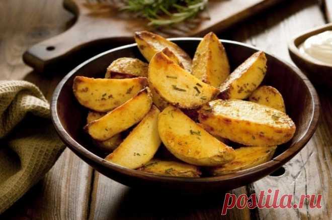 Картофель по-деревенски Рецепт умопомрачительно вкусной картошечки! Она получается такая же вкусная, как в заведениях общественного питания, зато свободная от ненужных добавок и красителей.Сохрани, чтобы не потерять.Ингредиенты:Картофель (желательно молодой) — по вкусу Соль — по...