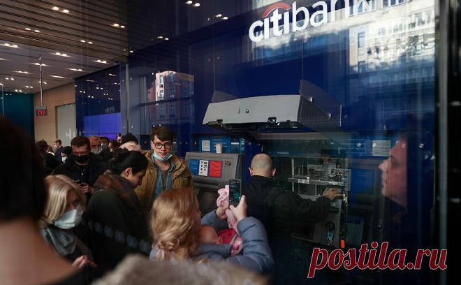 Объем наличных денег в России в феврале вырос максимально за 20 лет. Объем наличных денег в обращении в России в феврале вырос на ₽2 трлн руб., или на 14,7%, на фоне начала военной операции на Украине и новых санкций. В абсолютном выражении это максимум с 2002 года, в относительном - с 2009 года