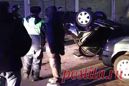 В Москве автомобиль с людьми вылетел со второго этажа парковки и попал на видео