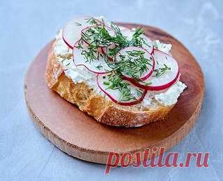 5 простых и божественно вкусных бутербродов с творожным сыром 

Кростини с редисом
Вам понадобится:

французский багет
творожный сыр Violette сливочный
свежий редис
свежий укроп
Как приготовить:

Промойте веточку укропа и редис. Нарежьте редис кружочками. Нарежьте французский багет ломтиками шириной в 3-4 см. Намажьте хлеб творожным сыром, сверху выложите кружки редиса и украсьте укропом.

Кростини с яйцом, помидором и мятой
Вам понадобится:

французский багет
творожный сы...