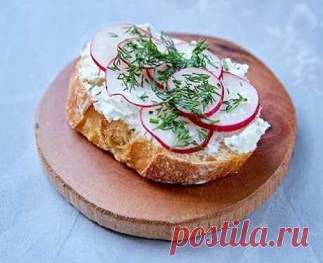 5 простых и божественно вкусных бутербродов с творожным сыром 

Кростини с редисом
Вам понадобится:

французский багет
творожный сыр Violette сливочный
свежий редис
свежий укроп
Как приготовить:

Промойте веточку укропа и редис. Нарежьте редис кружочками. Нарежьте французский багет ломтиками шириной в 3-4 см. Намажьте хлеб творожным сыром, сверху выложите кружки редиса и украсьте укропом.

Кростини с яйцом, помидором и мятой
Вам понадобится:

французский багет
творожный сы...
