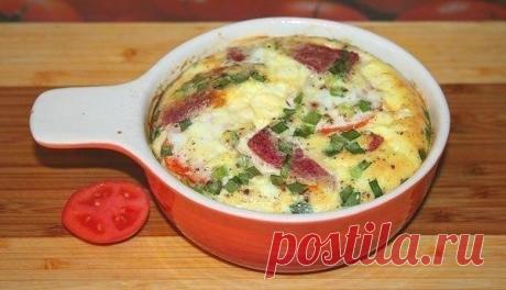 Пышный омлет с помидорами, салями и зелёным луком.