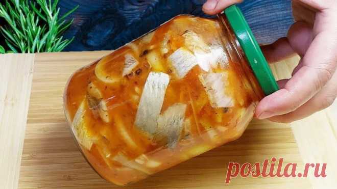 Самая вкусная селедка! Точно круче красной рыбы!
Сегодня я поделюсь рецептом маринованной селёдки в невероятно вкусном маринаде. Когда вы попробуете приготовить её таким способом, она покажется вам вкуснее красной рыбы. Этот рецепт — настоящая находка для любителей селёдки.

Ингредиенты:
- селедка - 2шт
- лук - 3шт
- лавровый лист

Для маринада:
- соль - 1 ст,л
- кориандр горошком - 20-30 горошин
- черный перец - 10-12 горошин
- душистый перец - 10-12 горошин
- смесь перце...
